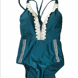 Gorgeous NWT swimsuit small 4/6